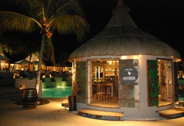 Mari Kontan rum bar by night